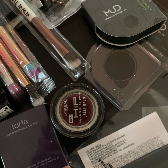 25 pc New Makeup - Picture 5 of 6